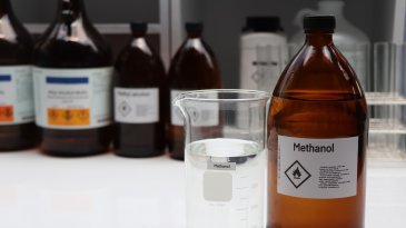 Alcohol adulterado y metanol: la crisis invisible que exige acci&oacute;n